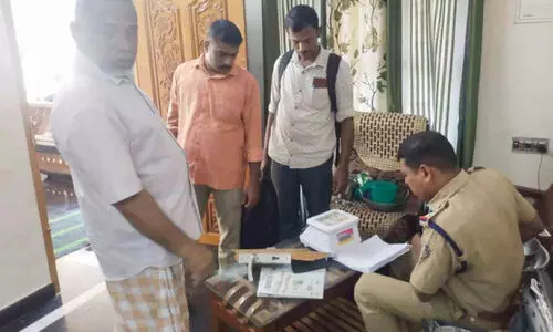 വീട്​ കുത്തിത്തുറന്ന്​ മോഷണം: പ്ലാറ്റിനം മാലയും ബൈക്കും 20,000 രൂപയും കവർന്നു