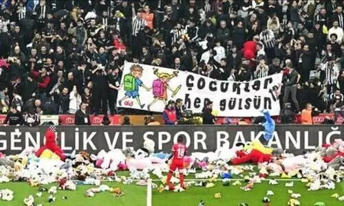 ‘ആ കുഞ്ഞുങ്ങൾക്ക് ഒരു പാവ സഹായം’- തുർക്കിയിൽ ഭൂകമ്പത്തിനിരയായ കുരുന്നുകൾക്ക് വേറിട്ട സഹായവുമായി ഫുട്ബാൾ മത്സരം- വിഡിയോ