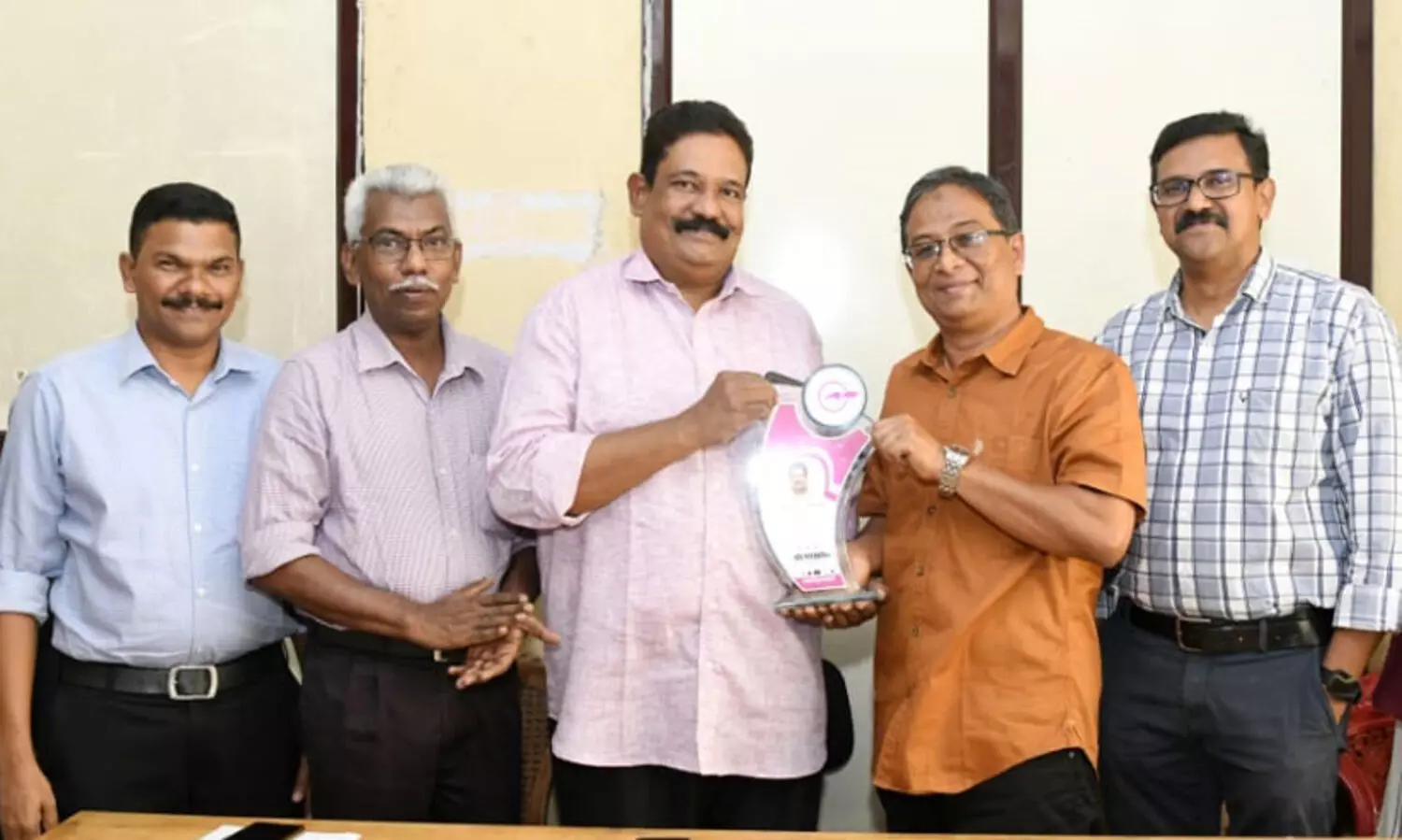 വിരമിച്ച മാധ്യമം’ തൃശൂർ ‘ബ്യൂറോ ​സീനിയർ ഫോട്ടോഗ്രാഫർ ജോൺസൻ വി. ചിറയത്തിന് ​ഡെപ്യൂട്ടി എഡിറ്റർ പി.എ. അബ്ദുൽ ഗഫൂർ മാനേജ്മെന്റിന്‍റെ ഉപഹാരം കൈമാറുന്നു