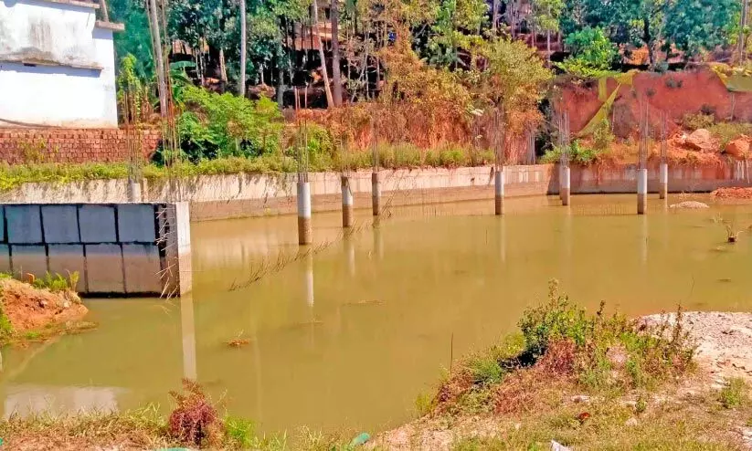 സ്വകാര്യ സ്ഥലത്തെ മലിനജലം ഓടയിലേക്ക്; പ്രതിഷേധം