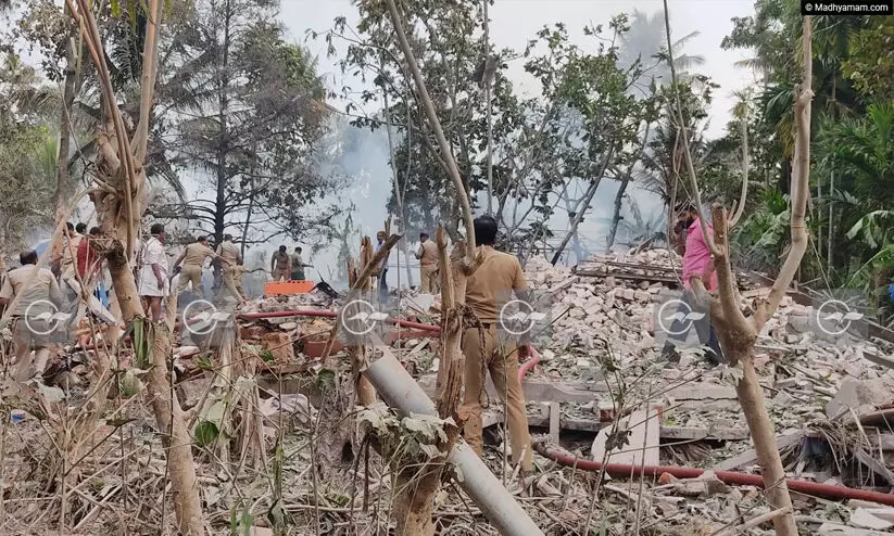 വരാപ്പുഴയിൽ പടക്ക നിർമാണശാലയിൽ ഉഗ്ര സ്ഫോടനം; ഒരാൾ മരിച്ചു