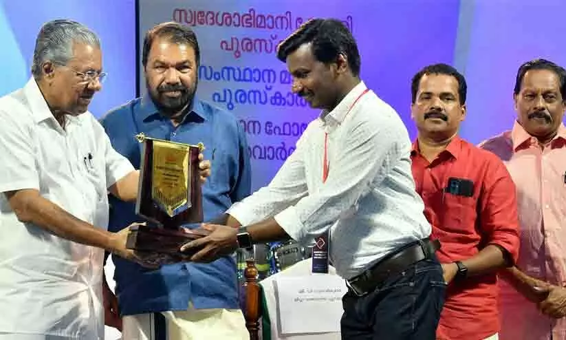 മികച്ച ജനറൽ റിപ്പോർട്ടിങ്ങിനുള്ള അവാർഡ് ‘മാധ്യമം’ സീനിയർ റിപ്പോർട്ടർ കെ. നൗഫൽ ഏറ്റുവാങ്ങി മികച്ച ജനറൽ റിപ്പോർട്ടിങ്ങിനുള്ള അവാർഡ് ‘മാധ്യമം’ സീനിയർ റിപ്പോർട്ടർ കെ. നൗഫൽ ഏറ്റുവാങ്ങി