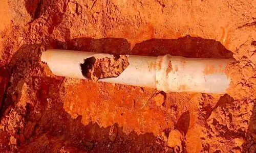 ജലവിതരണ പൈപ്പ് പൊട്ടി; കുടിവെള്ളം മുട്ടി ജലവിതരണ പൈപ്പ് പൊട്ടി; കുടിവെള്ളം മുട്ടി