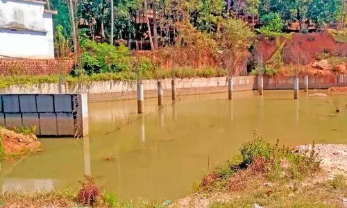 സ്വകാര്യ സ്ഥലത്തെ മലിനജലം ഓടയിലേക്ക്; പ്രതിഷേധം