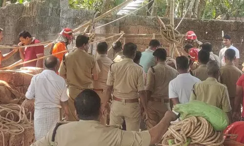 കിണർ കുഴിക്കുന്നതിനിടെ മണ്ണിടിഞ്ഞ് രണ്ട് തൊഴിലാളികൾ മണ്ണിനടിയിൽപെട്ടു