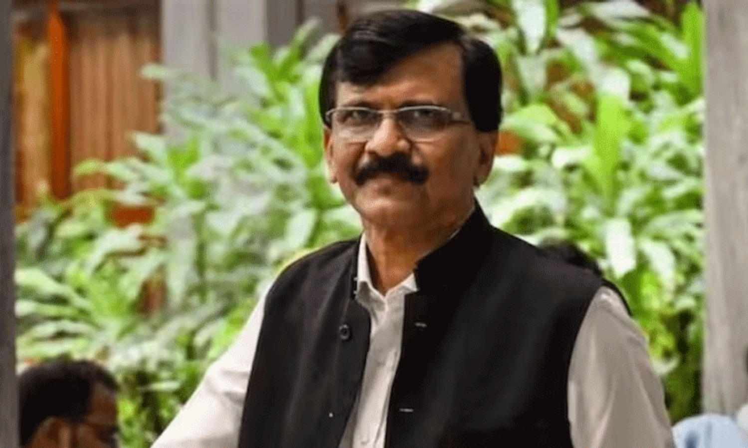 ഷിൻഡെയുടെ ശിവസേന കള്ളൻമാരുടെ സംഘമെന്ന് സഞ്ജയ് റാവുത്ത്; മഹാരാഷ്ട്ര നിയമസഭയിൽ വാക്പോര്