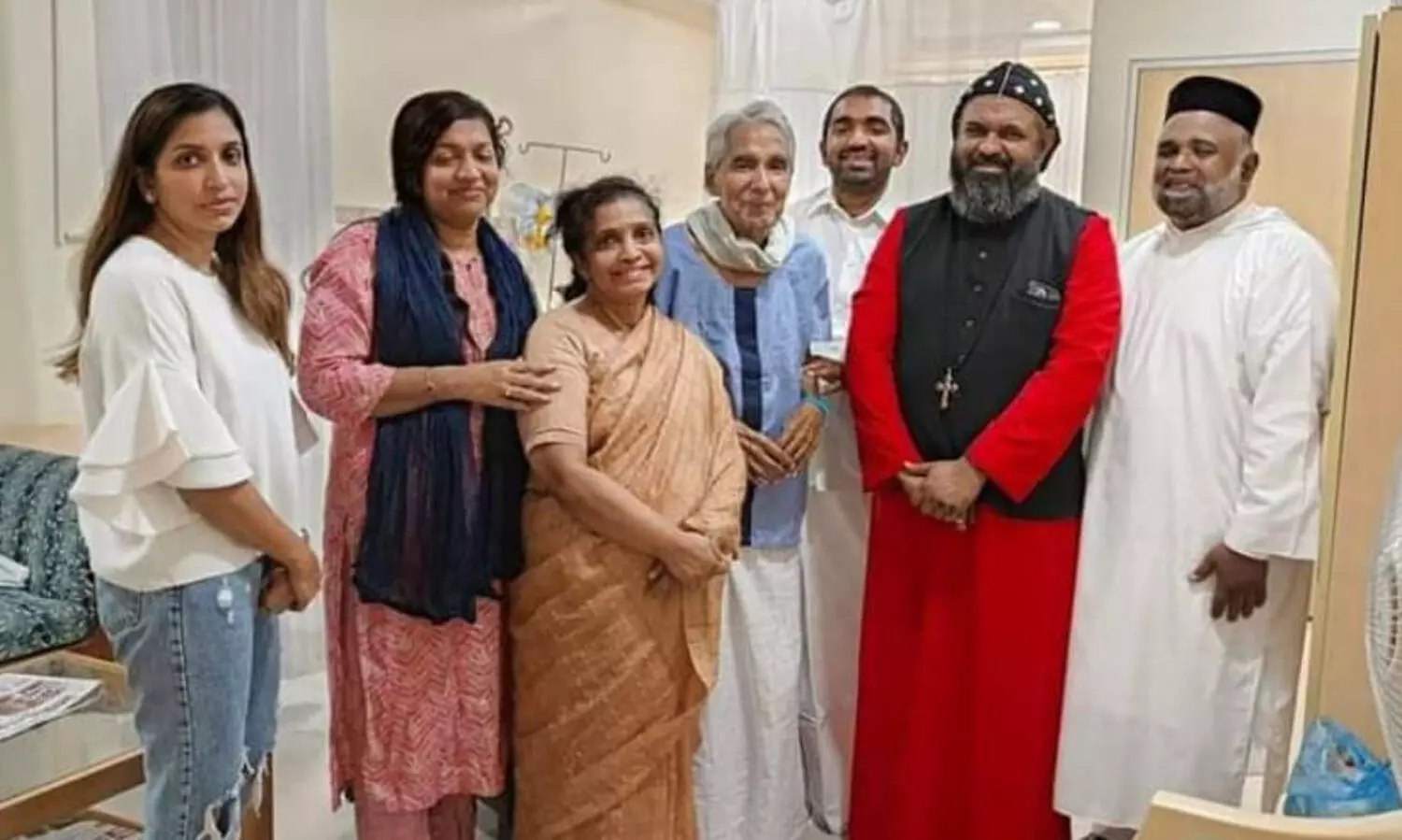 ഉമ്മൻ ചാണ്ടിയെ മോർ ഒസ്താത്തിയോസ് ഐസക്ക് മെത്രാപ്പോലീത്ത സന്ദർശിച്ചു