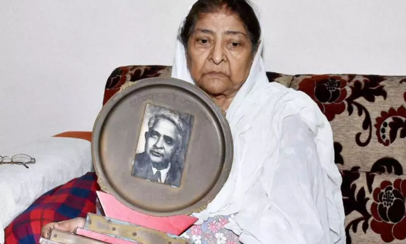 കലാപകാരികൾ ചുട്ടെരിച്ചത് 69 ജീവൻ; നീറുന്ന ഓർമയിൽ പഴയ വീടിനുമുന്നിൽ സാകിയ വീണ്ടുമെത്തി... കലാപകാരികൾ ചുട്ടെരിച്ചത് 69 ജീവൻ; നീറുന്ന ഓർമയിൽ പഴയ വീടിനുമുന്നിൽ സാകിയ വീണ്ടുമെത്തി...