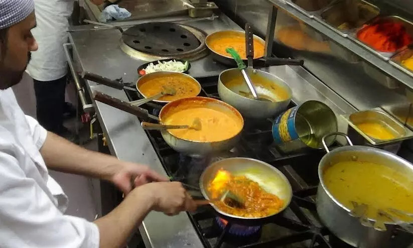 ഹോട്ടൽ ജീവനക്കാർക്ക് ഹെൽത്ത് കാർഡ്: സമയപരിധി വീണ്ടും നീട്ടി