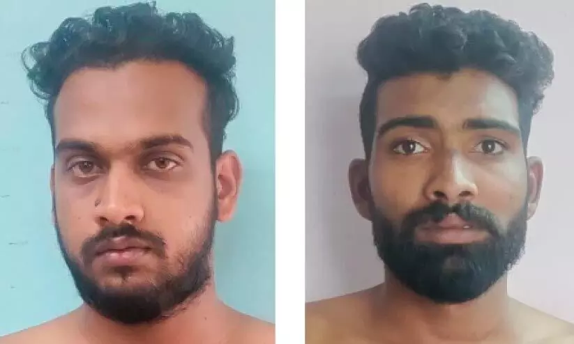 കള്ളക്കടത്ത് സ്വർണം കൈമാറ്റം ചെയ്തു, കൊല്ലം സ്വദേശികൾ അറസ്റ്റിൽ കള്ളക്കടത്ത് സ്വർണം കൈമാറ്റം ചെയ്തു, കൊല്ലം സ്വദേശികൾ അറസ്റ്റിൽ