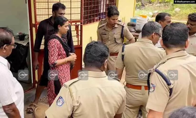 പട്ടാപ്പകൽ വീട്ടമ്മയെ ബാത്റൂമിൽ പൂട്ടിയിട്ട് സ്വർണവും പണവും കവർന്നു പട്ടാപ്പകൽ വീട്ടമ്മയെ ബാത്റൂമിൽ പൂട്ടിയിട്ട് സ്വർണവും പണവും കവർന്നു