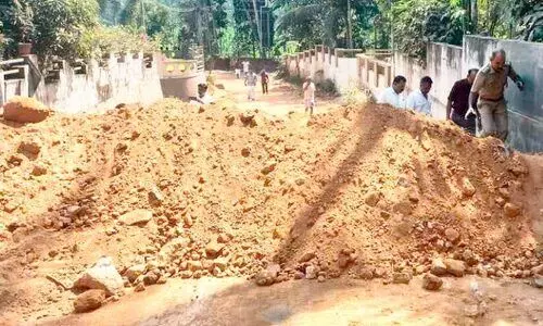 പൈ​പ്പി​ട​ൽ: കൂ​ളി​മാ​ട് റോ​ഡി​ൽ ദു​രി​ത​യാ​ത്ര