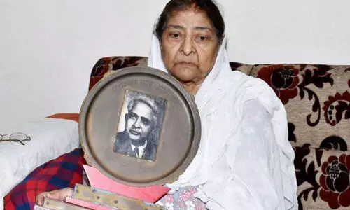 കലാപകാരികൾ ചുട്ടെരിച്ചത് 69 ജീവൻ; നീറുന്ന ഓർമയിൽ പഴയ വീടിനുമുന്നിൽ സാകിയ വീണ്ടുമെത്തി...