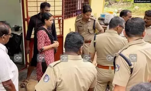 പട്ടാപ്പകൽ വീട്ടമ്മയെ ബാത്റൂമിൽ പൂട്ടിയിട്ട് സ്വർണവും പണവും കവർന്നു പട്ടാപ്പകൽ വീട്ടമ്മയെ ബാത്റൂമിൽ പൂട്ടിയിട്ട് സ്വർണവും പണവും കവർന്നു