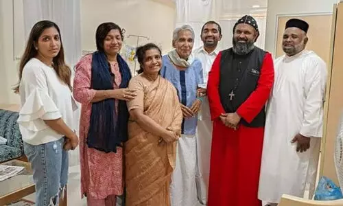 ഉമ്മൻ ചാണ്ടിയെ മോർ ഒസ്താത്തിയോസ് ഐസക്ക് മെത്രാപ്പോലീത്ത സന്ദർശിച്ചു