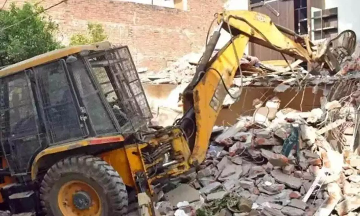 യു.പിയിൽ വീണ്ടും ബുൾഡോസർ രാജ്: വീട് ഇടിച്ചു നിരപ്പാക്കി