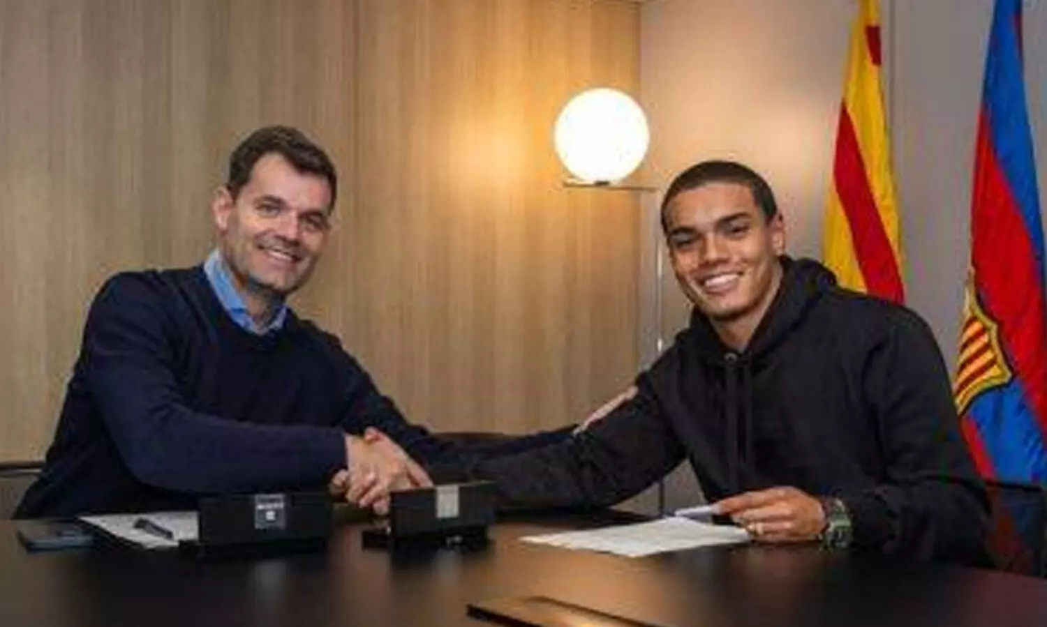 റൊണാൾഡിഞ്ഞോയുടെ മകൻ ബാഴ്സലോണ യൂത്ത് അക്കാദമിയിൽ; താരവുമായി കരാറൊപ്പിട്ടു