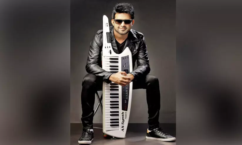 വ​രൂ.. സ്റ്റീ​ഫ​ൻ ​ദേ​വ​സ്യ​യു​ടെ മാ​ന്ത്രി​ക വി​ര​ലു​ക​ൾ​ക്കൊ​പ്പം ആ​ടാം