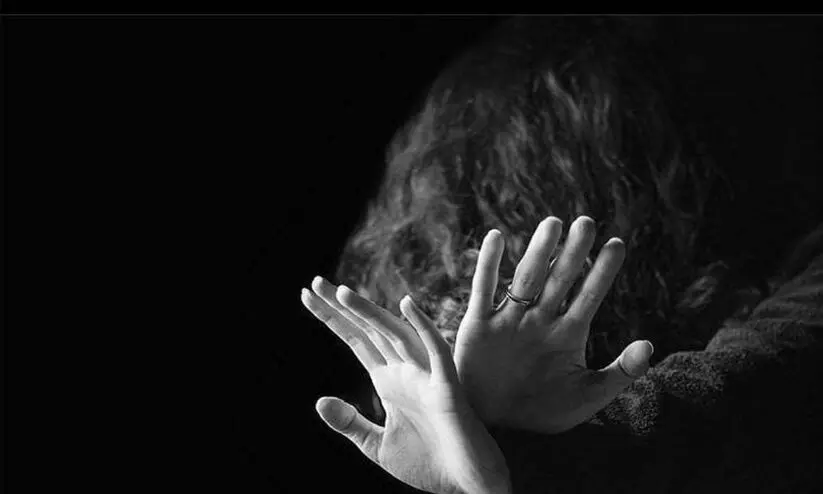 ജോലി വാഗ്ദാനം ചെയ്ത് ഡോക്ടറെ പീഡിപ്പിച്ച് നഗ്നചിത്രങ്ങള്‍ പ്രചരിപ്പിച്ചെന്ന്; നഴ്സിനായി തിരച്ചിൽ