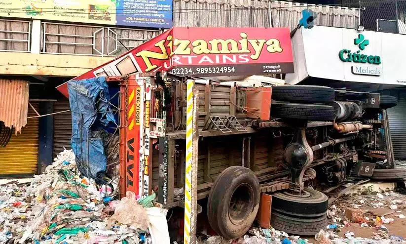 നിയന്ത്രണംവിട്ട ലോറി ട്രാൻസ്ഫോർമർ തകർത്ത് മറിഞ്ഞു നിയന്ത്രണംവിട്ട ലോറി ട്രാൻസ്ഫോർമർ തകർത്ത് മറിഞ്ഞു