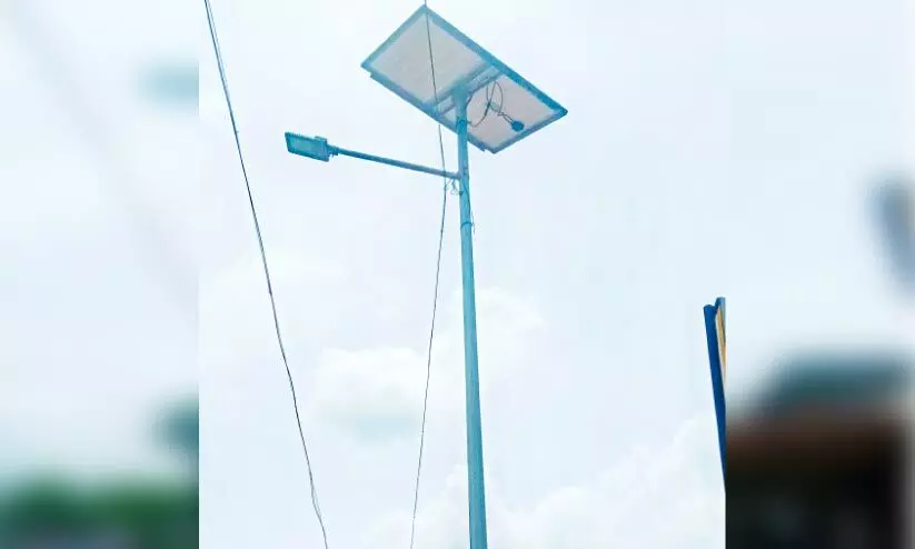 ഇരിട്ടി ഇരുട്ടിൽ തപ്പുന്നു; സോ​ളാ​ർ ലൈ​റ്റു​ക​ൾ  ക​ണ്ണ​ട​ച്ചു