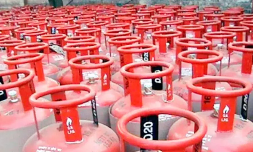 ഇടിത്തീയായി പാചകവാതക വിലക്കയറ്റം; ജനജീവിതം വറചട്ടിയിൽനിന്ന് എരിതീയിലേക്ക് ഇടിത്തീയായി പാചകവാതക വിലക്കയറ്റം; ജനജീവിതം വറചട്ടിയിൽനിന്ന് എരിതീയിലേക്ക്