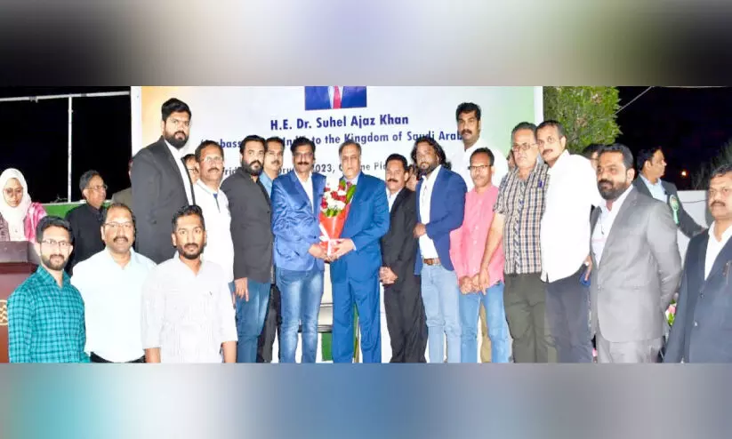 അംബാസഡർക്ക് പാലക്കാട് കൂട്ടായ്മ ഉപഹാരം നൽകി അംബാസഡർക്ക് പാലക്കാട് കൂട്ടായ്മ ഉപഹാരം നൽകി