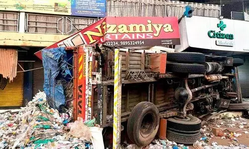 നി​യ​ന്ത്ര​ണം​വി​ട്ട ലോ​റി ട്രാ​ൻ​സ്ഫോ​ർ​മ​ർ   ത​ക​ർ​ത്ത് മ​റി​ഞ്ഞു