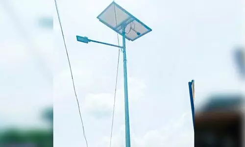 ഇരിട്ടി ഇരുട്ടിൽ തപ്പുന്നു; സോ​ളാ​ർ ലൈ​റ്റു​ക​ൾ  ക​ണ്ണ​ട​ച്ചു