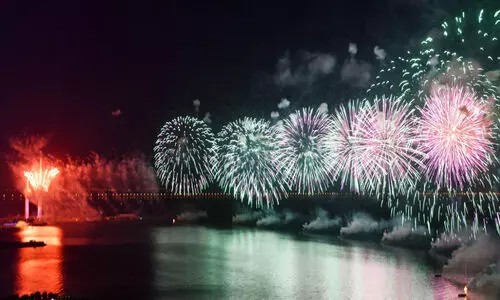 നിറങ്ങളിൽ തിളങ്ങിയ ദിനരാത്രങ്ങൾക്ക് വിട...