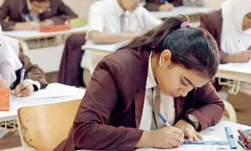 എ​സ്.​എ​സ്.​എ​ല്‍.​സി, പ്ല​സ്ടു പ​രീ​ക്ഷ​ക​ള്‍ക്കൊ​രു​ങ്ങി വി​ദ്യാ​ര്‍ഥി​ക​ള്‍