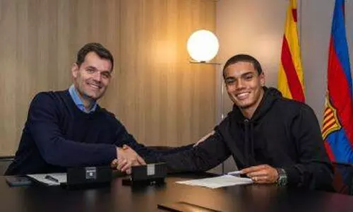 റൊണാൾഡിഞ്ഞോയുടെ മകൻ ബാഴ്സലോണ യൂത്ത് അക്കാദമിയിൽ; താരവുമായി കരാറൊപ്പിട്ടു