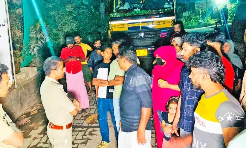 രാത്രിയും ക്രഷർ പ്രവർത്തനം; നാട്ടുകാർ വാഹനങ്ങൾ തടഞ്ഞു