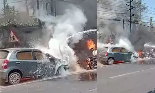 ഓടുന്ന ബുള്ളറ്റിന്​ തീപിടിച്ചു; നിർത്തിയിട്ട നാല്​ വാഹനങ്ങളും കത്തിനശിച്ചു