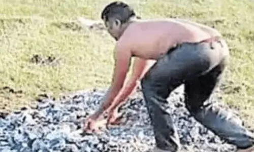 ഭർതൃമതിയുമായി അവിഹിത ബന്ധം; യുവാവിനെ തീ കനലിലൂടെ കൈകുത്തി നടത്തിച്ച് ‘അഗ്നി പരീക്ഷ’