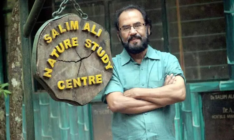 അ​രി​കു​ചേ​ർ​ന്നും അ​തി​രു​ക​ൾ മു​റി​ച്ചും അ​ല​ഞ്ഞ നീ​ർ​പ്പ​ട​ർ​പ്പ്