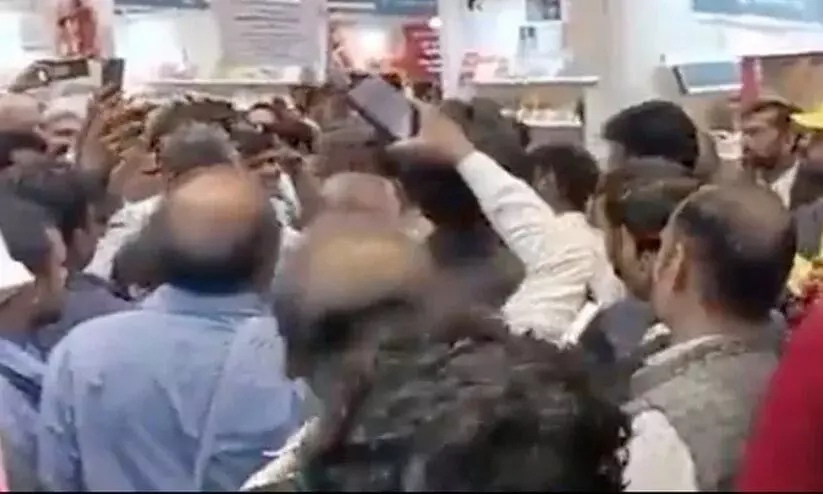 സൗജന്യ ബൈബിള് വിതരണം; ഡൽഹി പുസ്തകമേളയിൽ ഹിന്ദുത്വ സംഘടനയുടെ പ്രതിഷേധം സൗജന്യ ബൈബിള് വിതരണം; ഡൽഹി പുസ്തകമേളയിൽ ഹിന്ദുത്വ സംഘടനയുടെ പ്രതിഷേധം