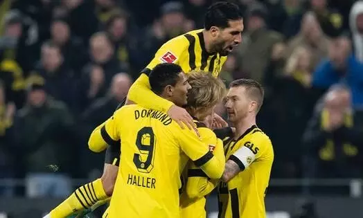 ബുണ്ടസ്ലിഗയിൽ തീപിടിച്ച് കിരീടപ്പോര്; ലൈപ്സിഗിനെ വീഴ്ത്തി, ബയേണിനെ കടന്ന് ഡോർട്മുണ്ട് ബുണ്ടസ്ലിഗയിൽ തീപിടിച്ച് കിരീടപ്പോര്; ലൈപ്സിഗിനെ വീഴ്ത്തി, ബയേണിനെ കടന്ന് ഡോർട്മുണ്ട്