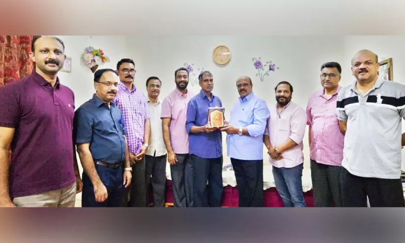 തോമസ് ചെറിയാൻ പഴകുളത്തിന് പി.ജെ.എസ് യാത്രയയപ്പ് നൽകി തോമസ് ചെറിയാൻ പഴകുളത്തിന് പി.ജെ.എസ് യാത്രയയപ്പ് നൽകി