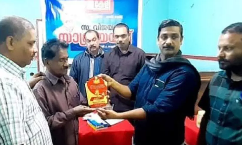 വി​ജ​യ​ന് കേ​ളി യാ​ത്ര​യ​യ​പ്പ് ന​ൽ​കി