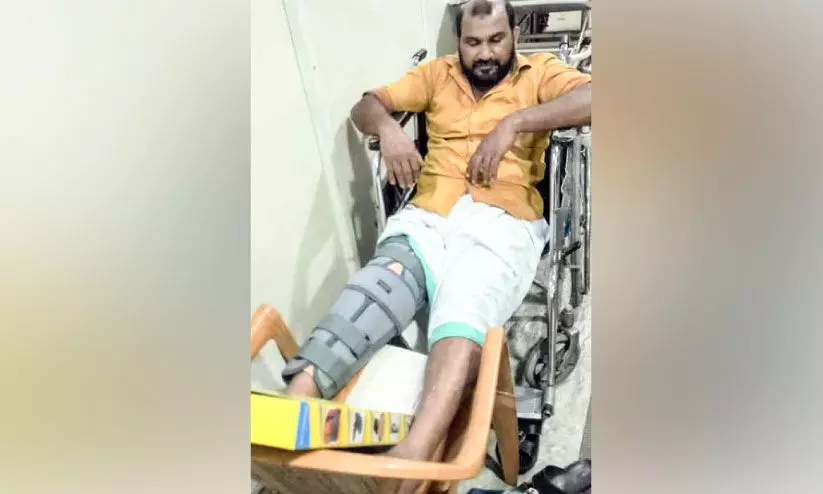 തെരുവുനായ് ആക്രമണം; യുവാവിന്റെ കാൽമുട്ടിലെ ചിരട്ട തകർന്നു തെരുവുനായ് ആക്രമണം; യുവാവിന്റെ കാൽമുട്ടിലെ ചിരട്ട തകർന്നു