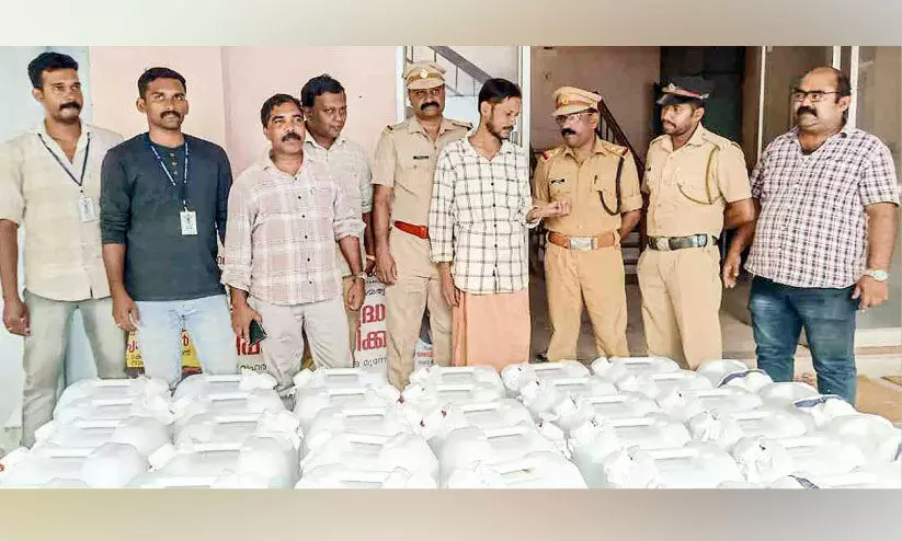 കായംകുളത്ത് വൻ സ്പിരിറ്റ് വേട്ട; 2135 ലിറ്റർ പിടികൂടി ഒ​രാ​ൾ പി​ടി​യി​ൽ