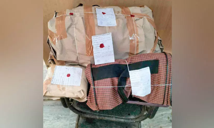 വീട്ടിൽ നിർത്തിയിട്ട കാറിൽനിന്ന് കഞ്ചാവും മെത്താഫിറ്റമിനും പിടിച്ചു വീട്ടിൽ നിർത്തിയിട്ട കാറിൽനിന്ന് കഞ്ചാവും മെത്താഫിറ്റമിനും പിടിച്ചു