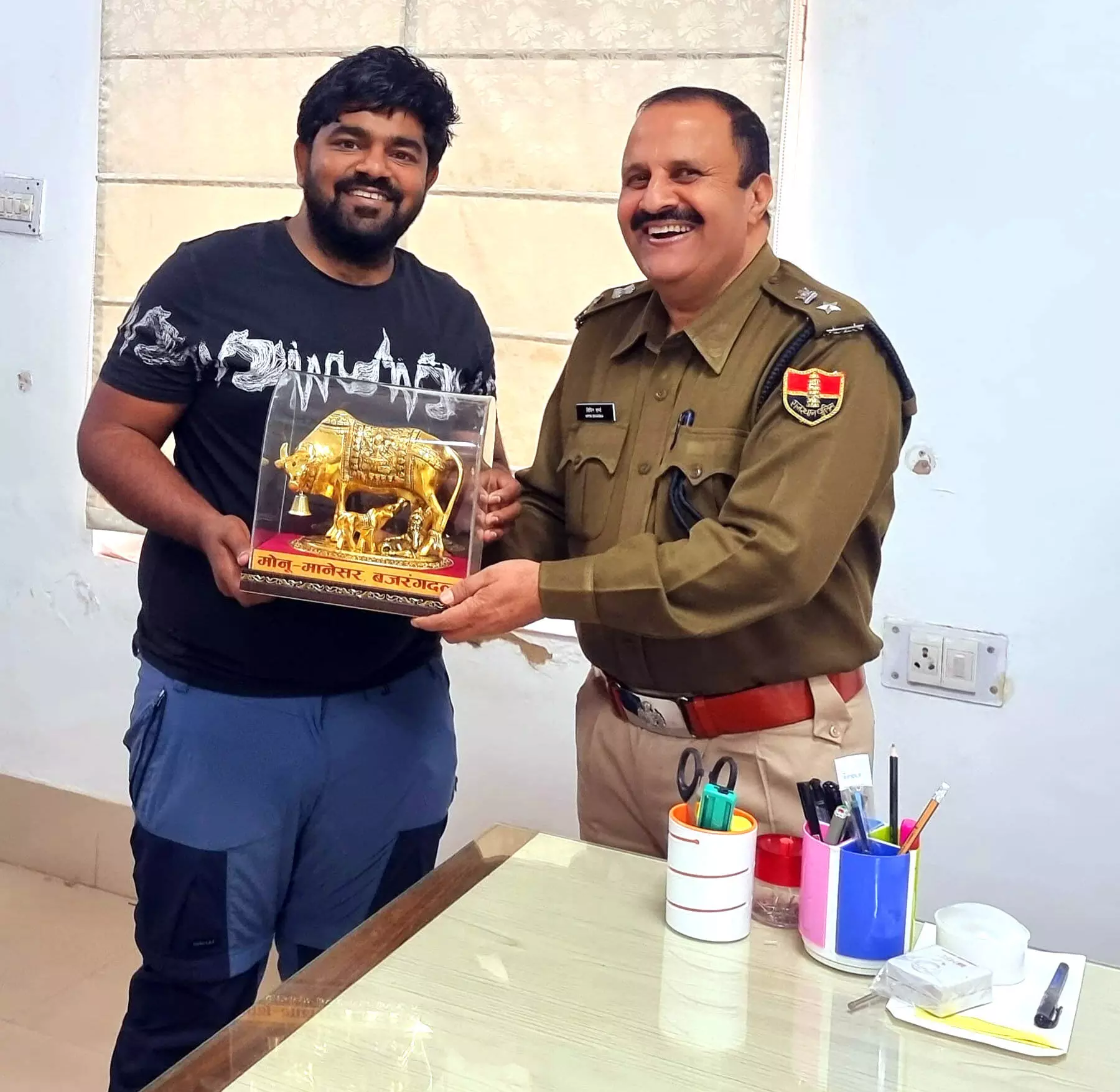 മോനു മനേസിർ ഹരിയാനയിലെ പൊലീസ് ഉദ്യോഗസ്ഥനൊപ്പം മോനു മനേസിർ ഹരിയാനയിലെ പൊലീസ് ഉദ്യോഗസ്ഥനൊപ്പം