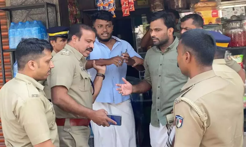 കോഴിക്കോട് വീണ്ടും കരുതൽ തടങ്കൽ; യൂത്ത് ലീഗ് നേതാക്കളും അറസ്റ്റിൽ കോഴിക്കോട് വീണ്ടും കരുതൽ തടങ്കൽ; യൂത്ത് ലീഗ് നേതാക്കളും അറസ്റ്റിൽ