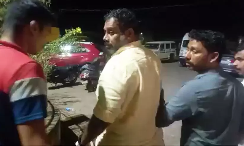 കൈക്കൂലി വാങ്ങുന്നതിനിടെ പിടിയിലായ തിരുവല്ല നഗരസഭ സെക്രട്ടറിയെ റിമാൻഡ് ചെയ്തു കൈക്കൂലി വാങ്ങുന്നതിനിടെ പിടിയിലായ തിരുവല്ല നഗരസഭ സെക്രട്ടറിയെ റിമാൻഡ് ചെയ്തു