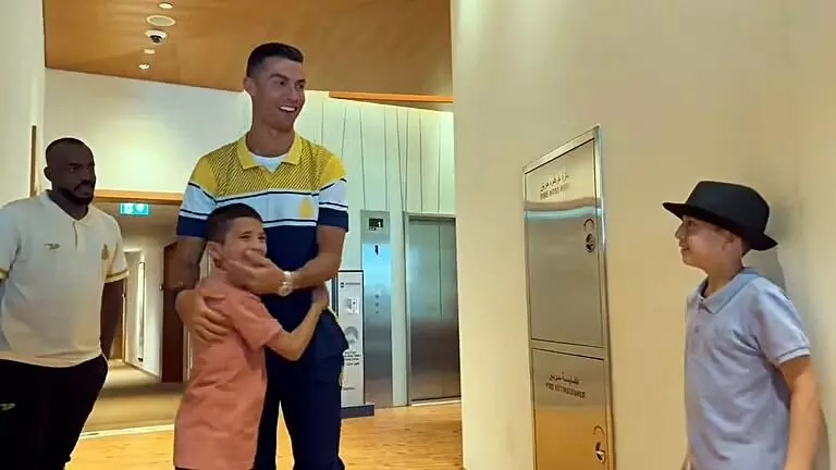 ഭൂകമ്പം പിതാവിനെ കവർന്നെടുത്തു: ദുഃഖം മറക്കാൻ റൊണാൾഡോയെ കാണാനാഗ്രഹിച്ച ബാലന് സാഫല്യം ഭൂകമ്പം പിതാവിനെ കവർന്നെടുത്തു: ദുഃഖം മറക്കാൻ റൊണാൾഡോയെ കാണാനാഗ്രഹിച്ച ബാലന് സാഫല്യം