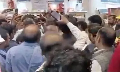 സൗജന്യ ബൈബിള് വിതരണം; ഡൽഹി പുസ്തകമേളയിൽ ഹിന്ദുത്വ സംഘടനയുടെ പ്രതിഷേധം സൗജന്യ ബൈബിള് വിതരണം; ഡൽഹി പുസ്തകമേളയിൽ ഹിന്ദുത്വ സംഘടനയുടെ പ്രതിഷേധം