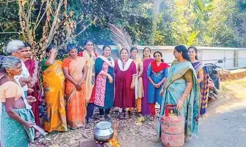 പാചകവാതക വില വർധന; പ്രതിഷേധം കത്തുന്നു പാചകവാതക വില വർധന; പ്രതിഷേധം കത്തുന്നു