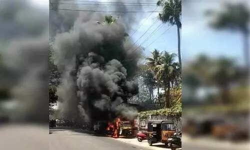 ബൈക്ക്​ തീപിടിച്ച്​​ പൊട്ടിത്തെറിച്ചു; സമീപത്തെ നാല്​ വാഹനങ്ങളും കത്തിയമർന്നു